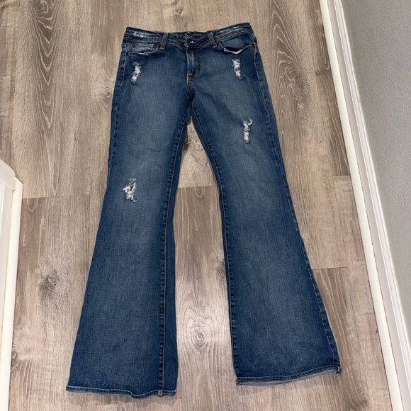 Denim - Women's Lux Blue Distressed Jeans size 29: express